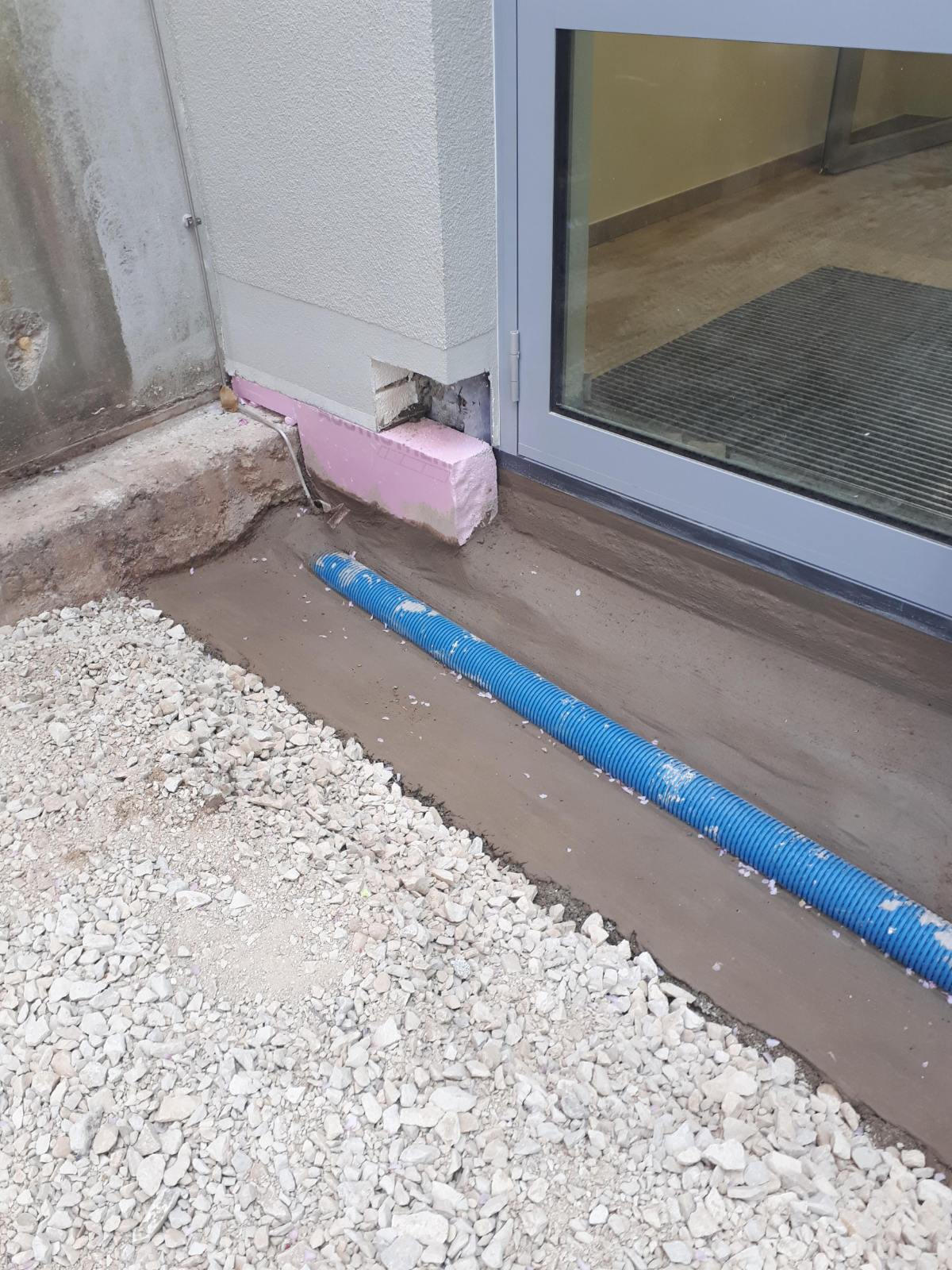 Saubere Entwässerungslösung im Sockelbereich