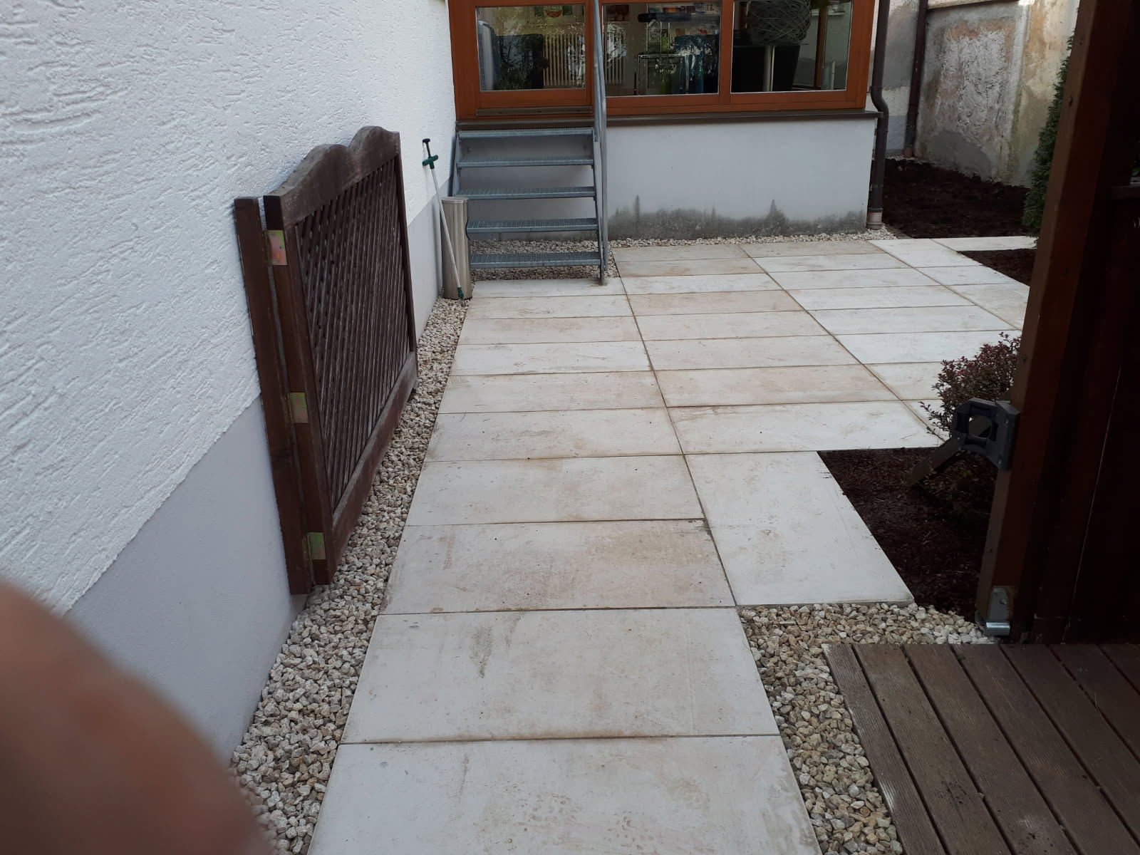 Moderner Innenhof mit Plattenbelag und Kiesbett