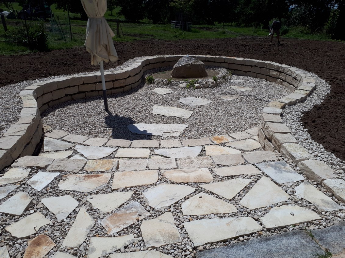 Mediterraner Grillplatz mit Naturstein und Trockenmauer