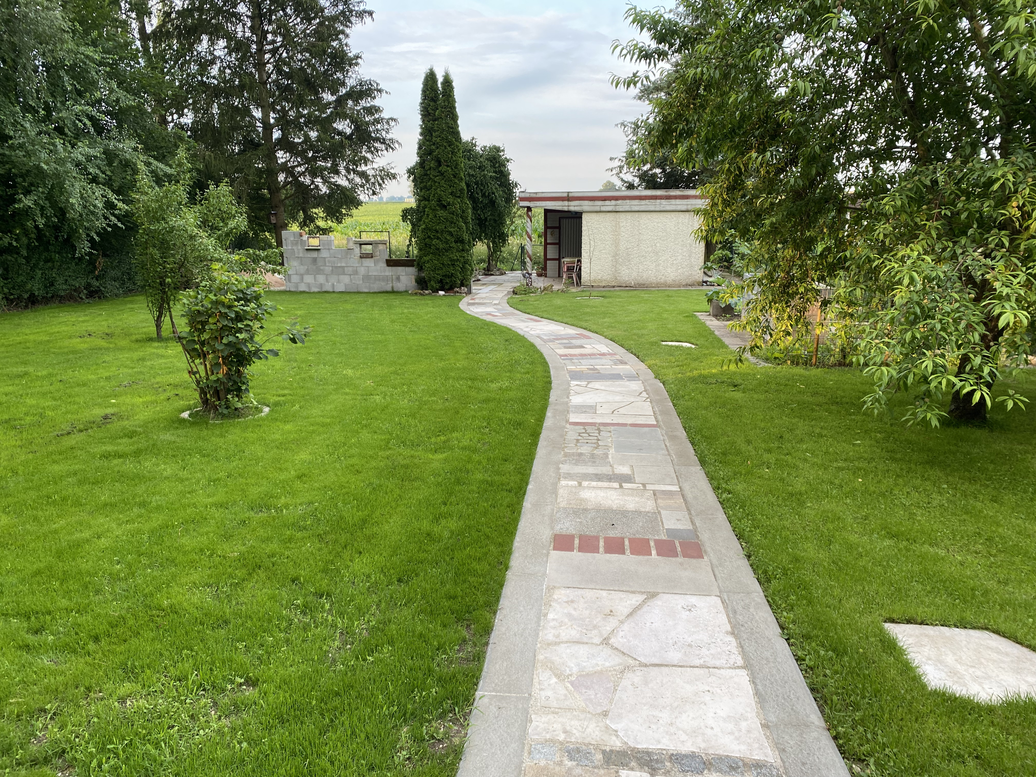 Individuell gestalteter Gartenweg mit Natursteinmix