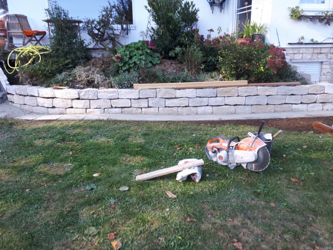 Trockenmauern aus Naturstein als Hangabstützung und Beetumrandung