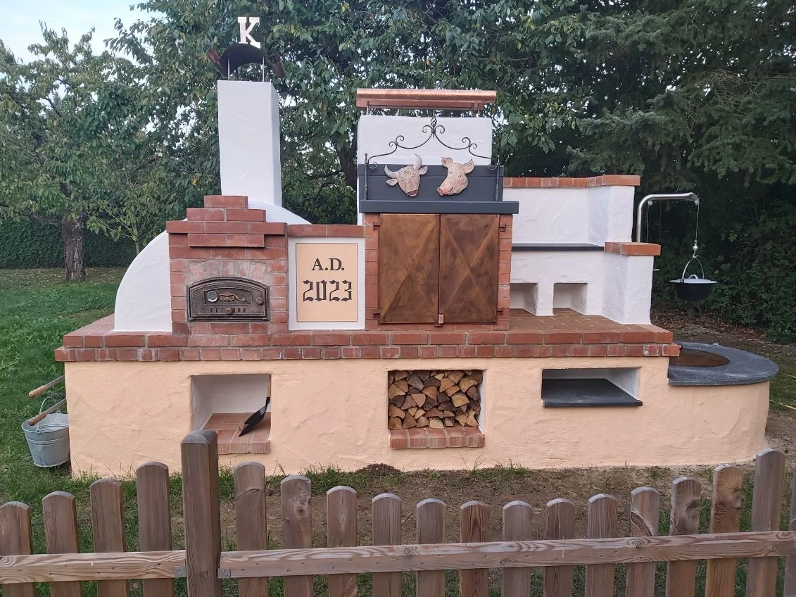 Maßgefertigte Außenküche mit Holzbackofen